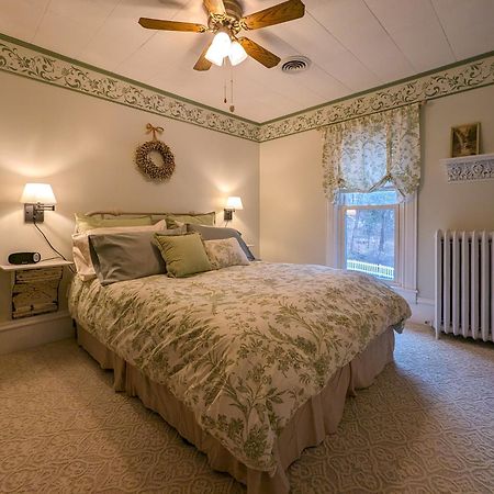 Hudson Manor Bed & Breakfast วัตกินส์เกลน ภายนอก รูปภาพ
