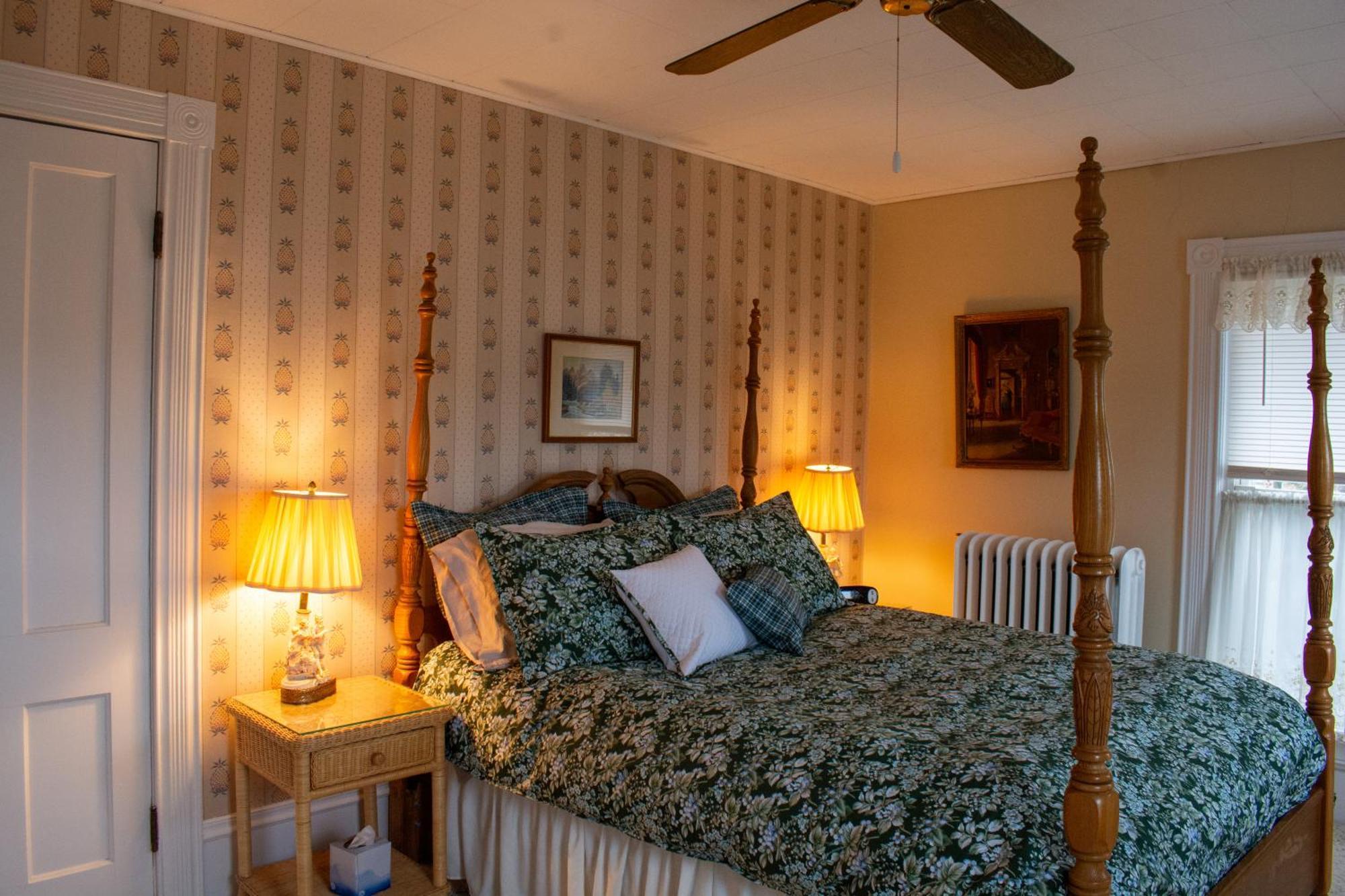 Hudson Manor Bed & Breakfast วัตกินส์เกลน ภายนอก รูปภาพ