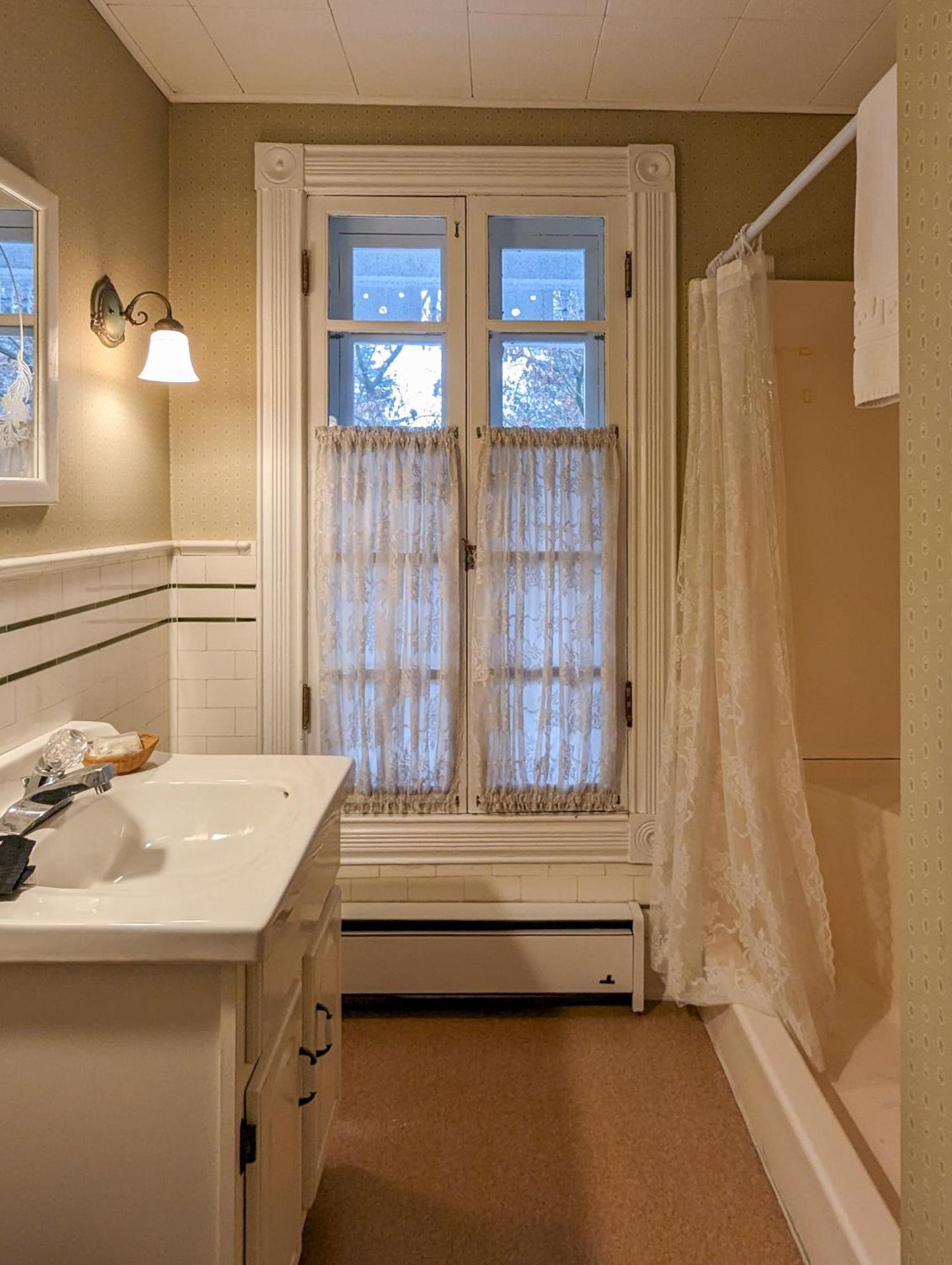Hudson Manor Bed & Breakfast วัตกินส์เกลน ภายนอก รูปภาพ