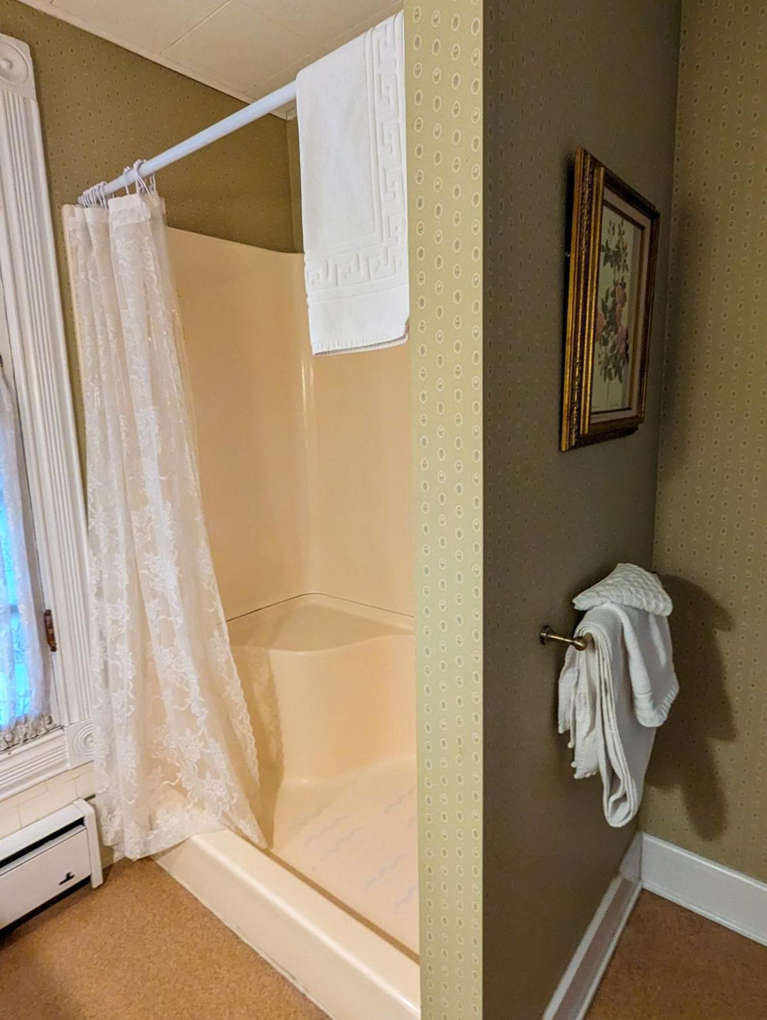 Hudson Manor Bed & Breakfast วัตกินส์เกลน ภายนอก รูปภาพ