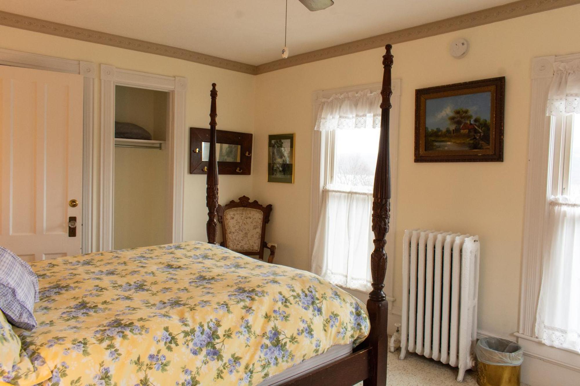 Hudson Manor Bed & Breakfast วัตกินส์เกลน ภายนอก รูปภาพ