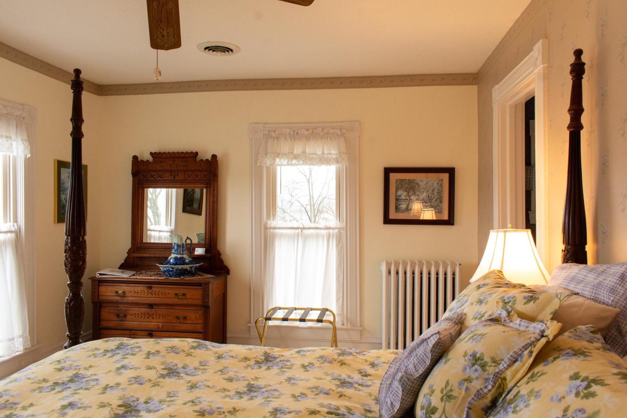 Hudson Manor Bed & Breakfast วัตกินส์เกลน ภายนอก รูปภาพ