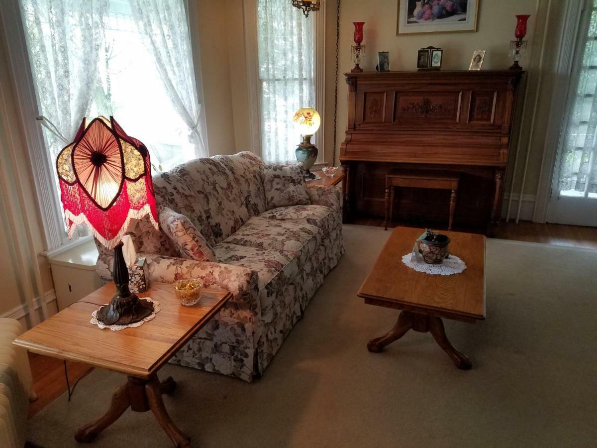 Hudson Manor Bed & Breakfast วัตกินส์เกลน ภายนอก รูปภาพ