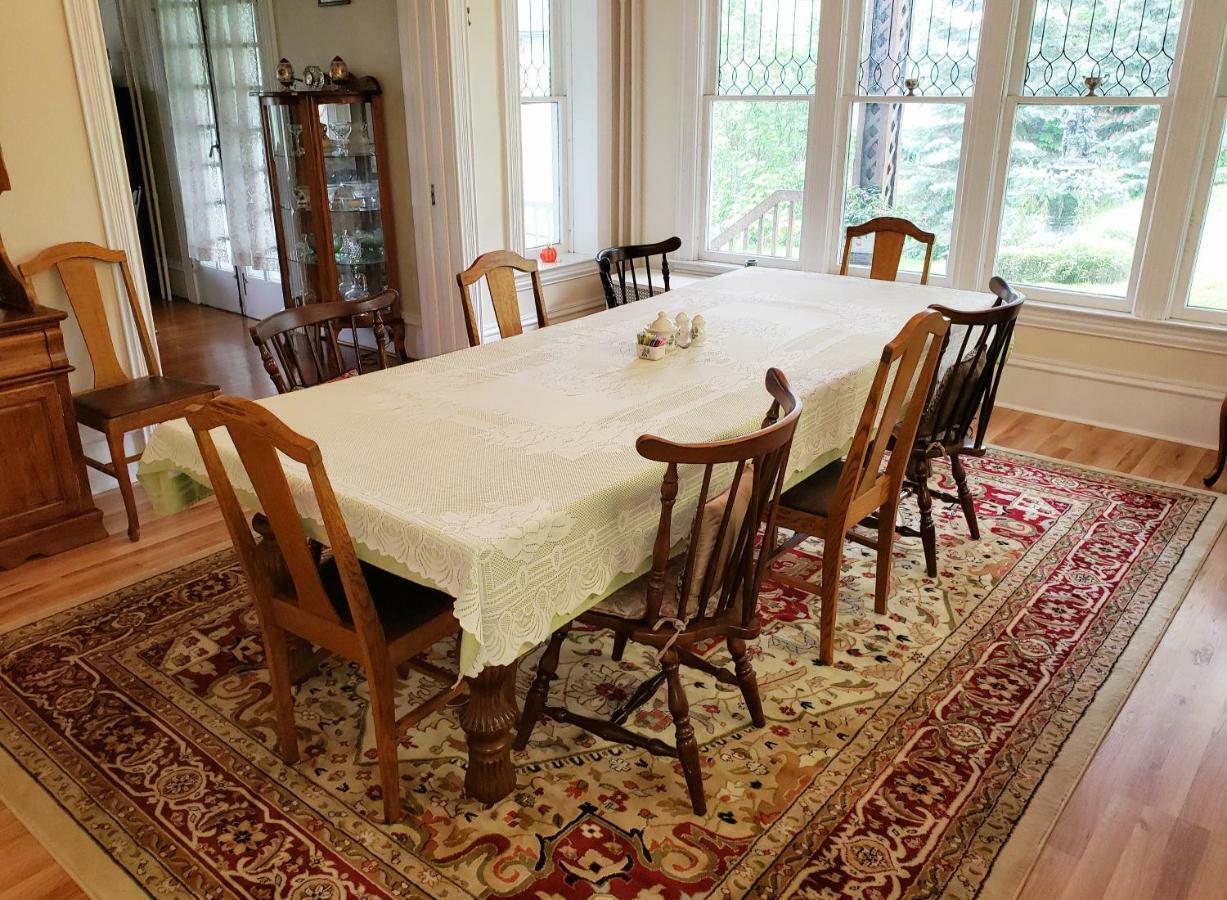 Hudson Manor Bed & Breakfast วัตกินส์เกลน ภายนอก รูปภาพ