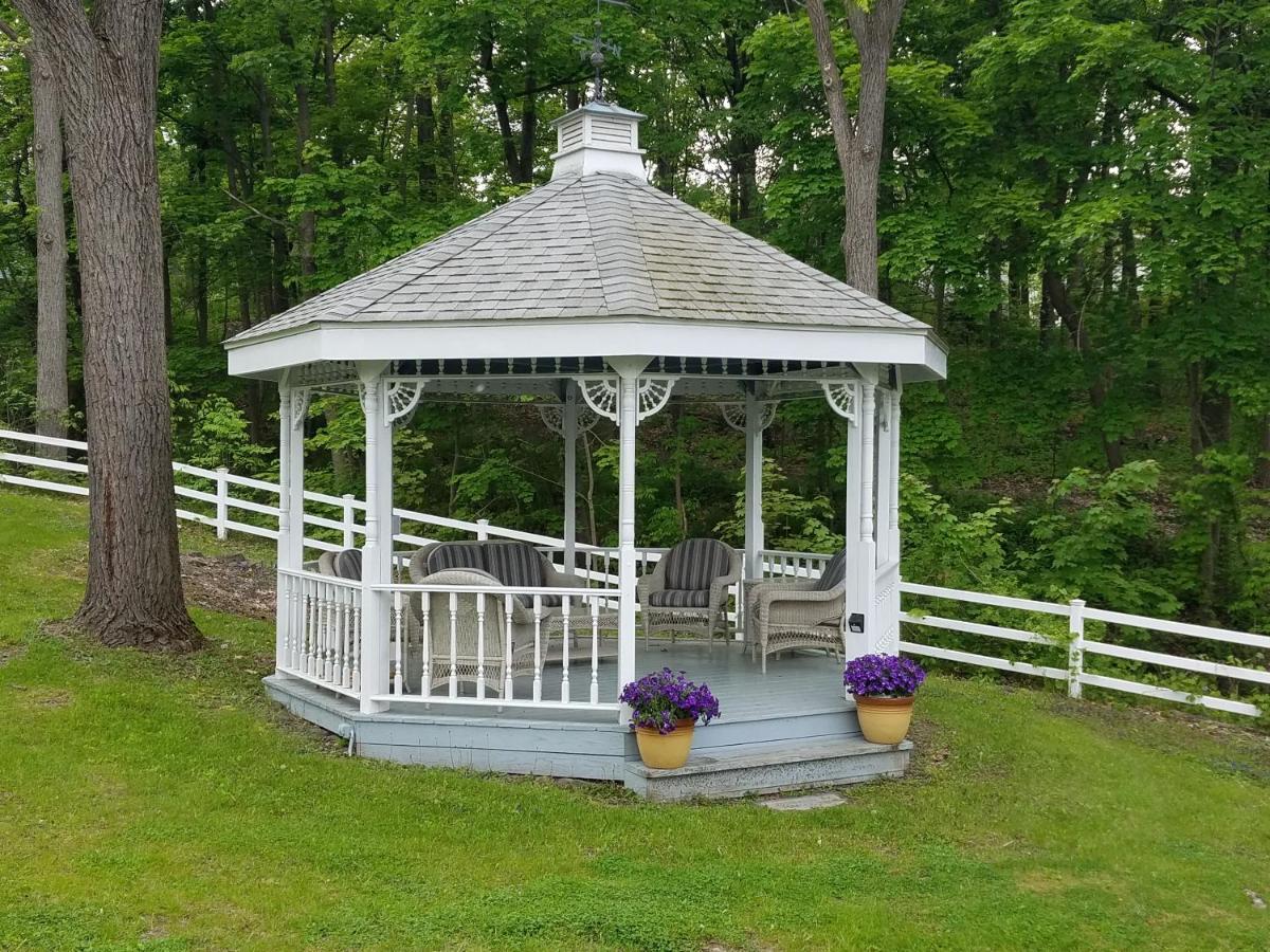 Hudson Manor Bed & Breakfast วัตกินส์เกลน ภายนอก รูปภาพ