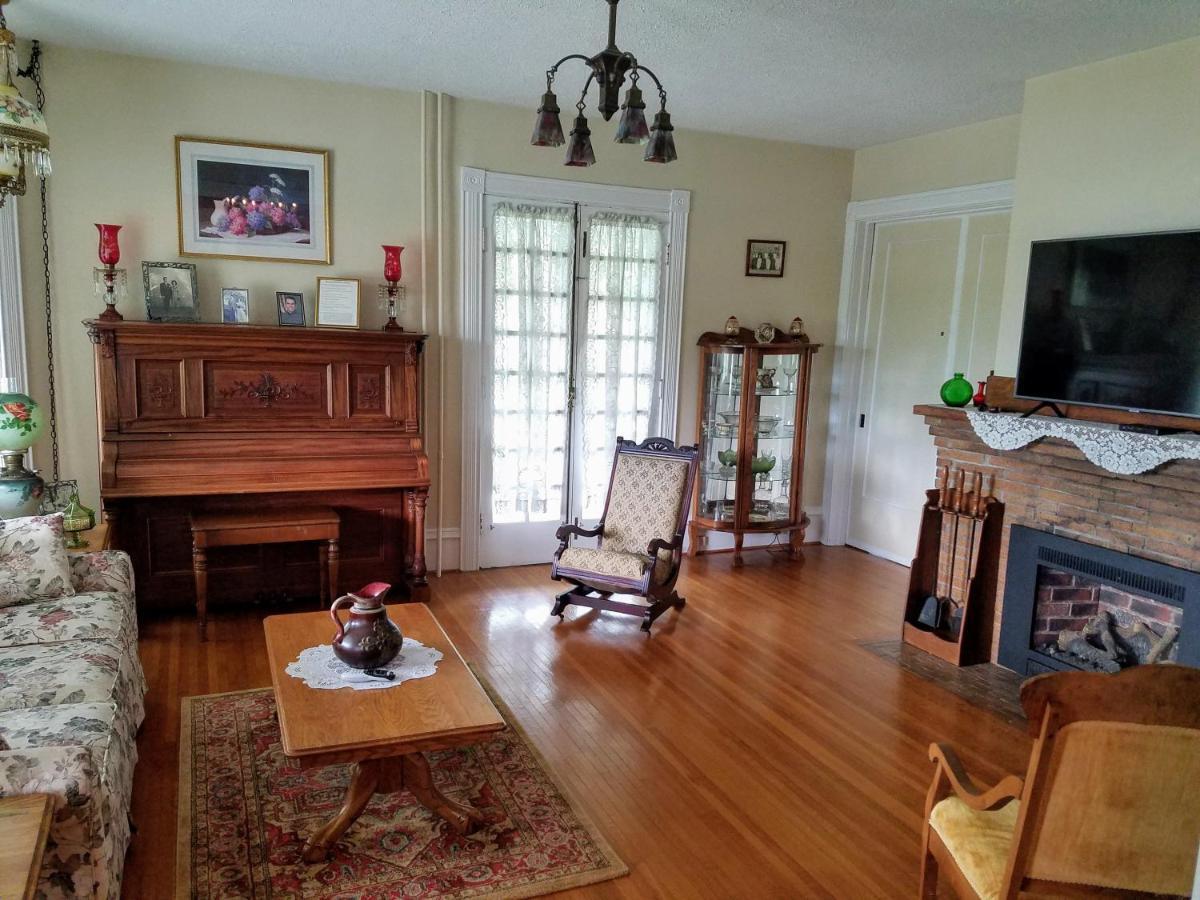 Hudson Manor Bed & Breakfast วัตกินส์เกลน ภายนอก รูปภาพ